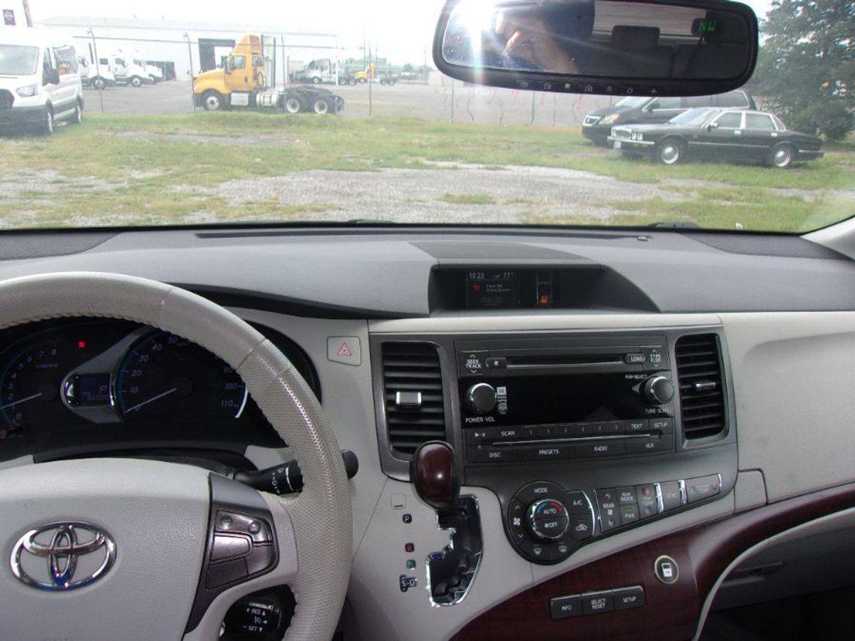 
								2011 Toyota Sienna XLE full									