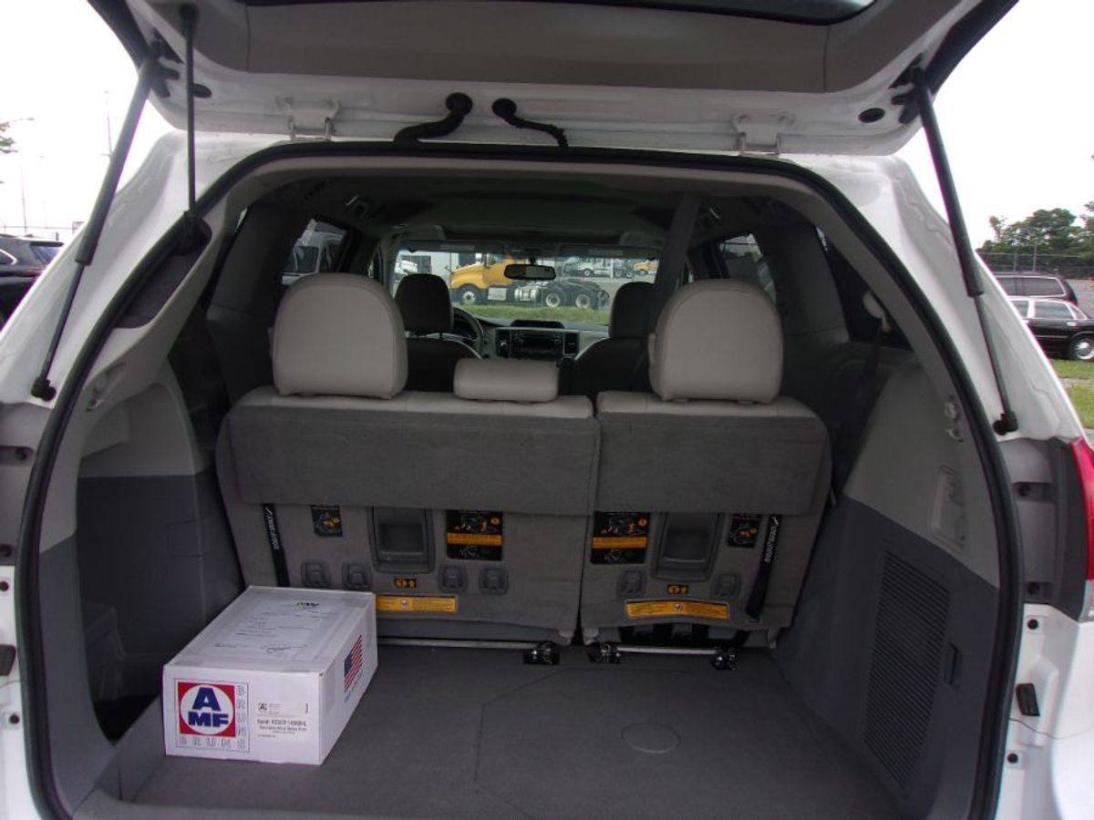 
								2011 Toyota Sienna XLE full									