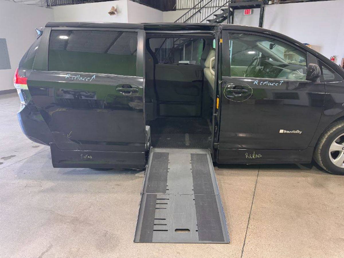 
								2011 Toyota Sienna LE for sale full									