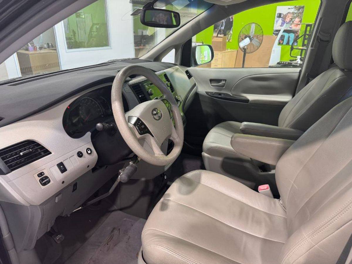 
								2011 Toyota Sienna LE for sale full									