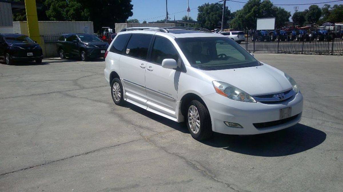 
								2008 Toyota Sienna XLE full									