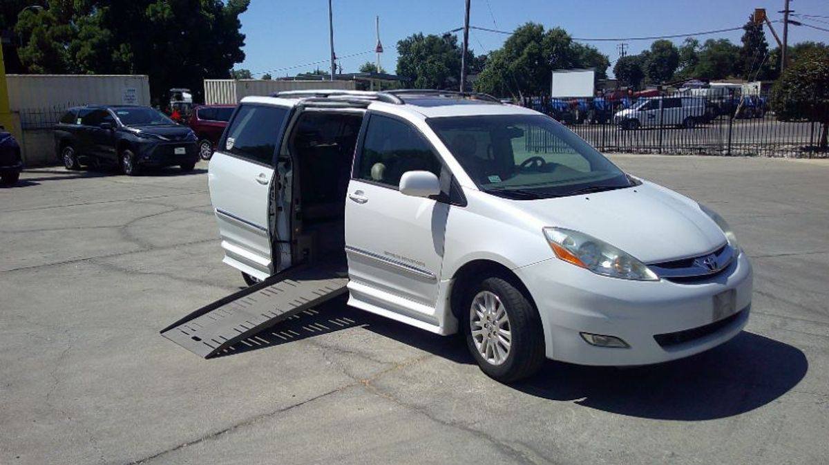 
								2008 Toyota Sienna XLE full									