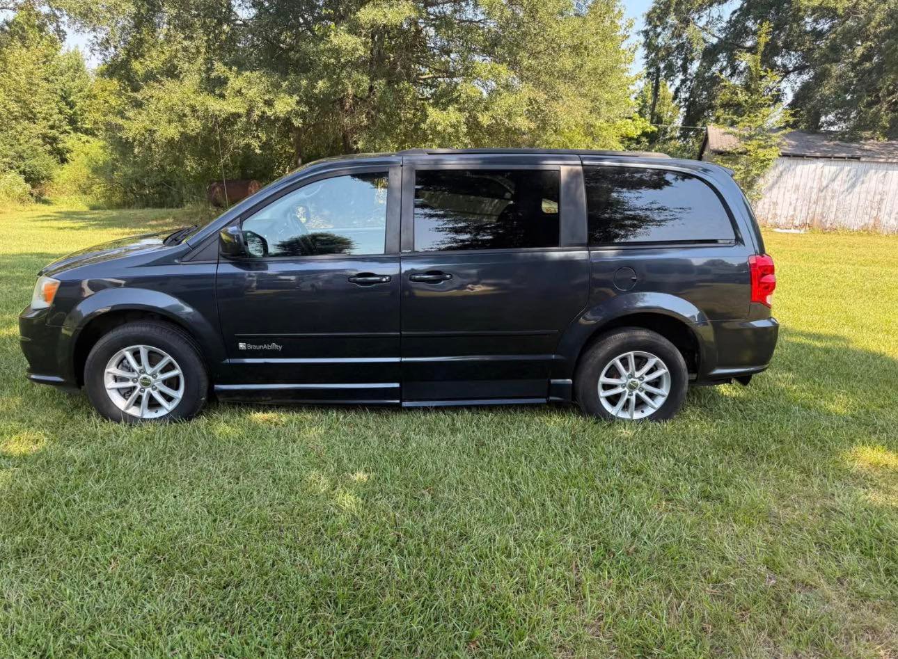
								2014 Dodge Caravan wheelchair accessible van full									